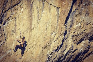 Arka planda geniş Vadisi ile kireçtaşı duvara tırmanma sallamak Climber.Young adam