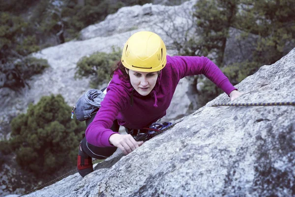 Скелястий альпініст. Молодий чоловік скелелазіння на вапняковій стіні з широкою долиною на фоні — стокове фото