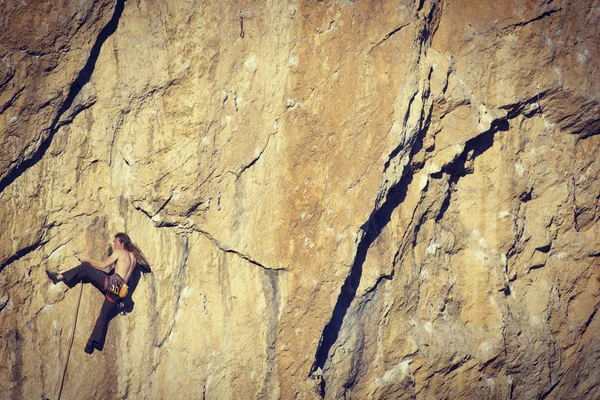 Arka planda geniş Vadisi ile kireçtaşı duvara tırmanma sallamak Climber.Young adam — Stok fotoğraf