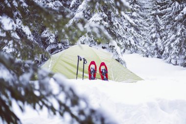 Hiking kış. Dağlarda kar ayakkabıları bir sırt çantası ve çadır hiking kış.