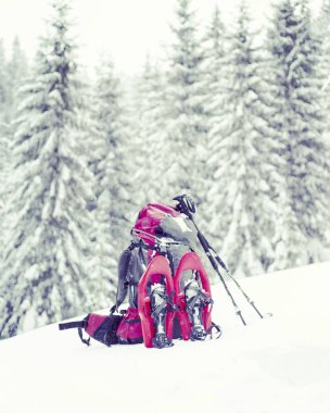 Hiking kış. Dağlarda kar ayakkabıları bir sırt çantası ve çadır hiking kış.