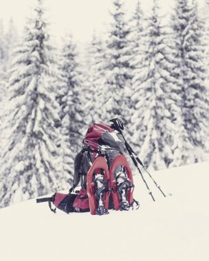 Hiking kış. Dağlarda kar ayakkabıları bir sırt çantası ve çadır hiking kış.