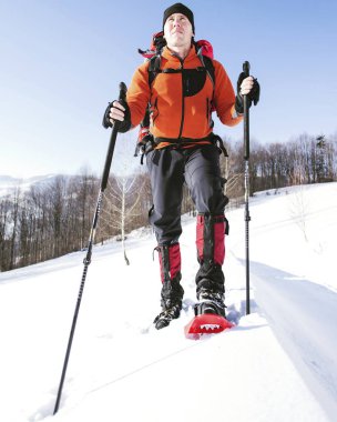Hiking kış. Dağlarda kar ayakkabıları bir sırt çantası ve çadır hiking kış.