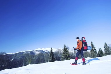 Hiking kış. Dağlarda kar ayakkabıları bir sırt çantası ve çadır hiking kış.