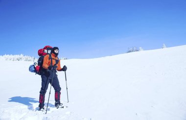 Hiking kış. Dağlarda kar ayakkabıları bir sırt çantası ve çadır hiking kış.