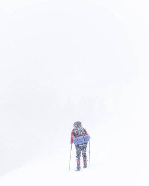 Hiking kış. Dağlarda kar ayakkabıları bir sırt çantası ve çadır hiking kış.