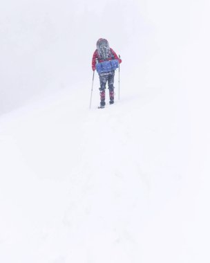 Hiking kış. Dağlarda kar ayakkabıları bir sırt çantası ve çadır hiking kış.