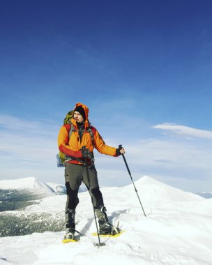 Hiking kış. Dağlarda kar ayakkabıları bir sırt çantası ve çadır hiking kış.