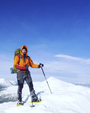 Hiking kış. Dağlarda kar ayakkabıları bir sırt çantası ve çadır hiking kış.