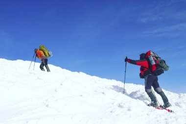 Hiking kış. Dağlarda kar ayakkabıları bir sırt çantası ve çadır hiking kış.
