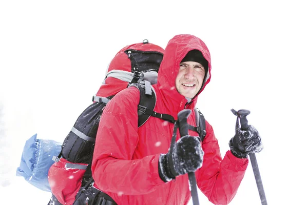 Zimní turistika. Zimní turistika v horách na sněžnicích s batohem a stan. — Stock fotografie