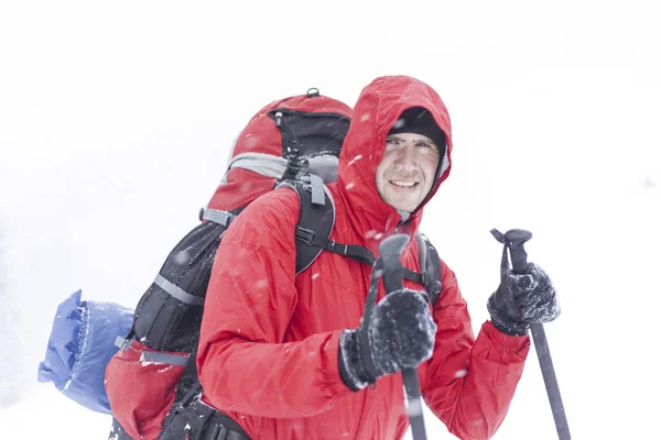 Senderismo de invierno en las montañas en raquetas de nieve con una mochila y tienda de campaña . — Foto de Stock