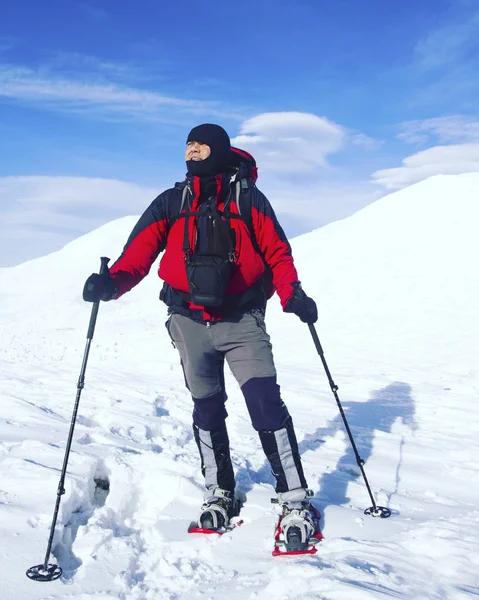 Caminhadas de inverno.Caminhadas de inverno nas montanhas em sapatos de neve com mochila e tenda . — Fotografia de Stock