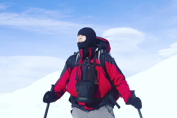 Senderismo de invierno en las montañas en raquetas de nieve con una mochila y tienda de campaña . — Foto de Stock