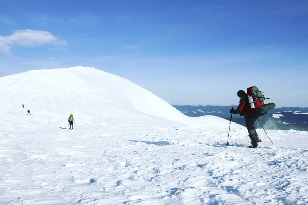 Χειμερινή πεζοπορία. Χειμερινές πεζοπορίες στα βουνά με χιονοπέδιλα με σακίδιο και τέντα. — Φωτογραφία Αρχείου