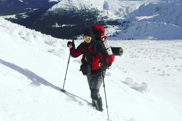 Winterwandelingen. Winter in de bergen te wandelen op sneeuwschoenen met een rugzak en tent. — Stockfoto