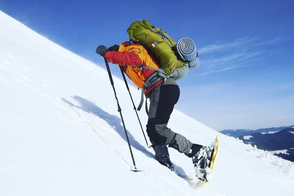 冬のハイキング。冬のバックパック、テント、スノーシューで山でのハイキング. — ストック写真