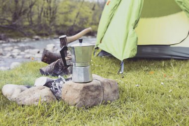 Yemek yemek kampta. Aile Kamp tatil yemek kahvaltı.