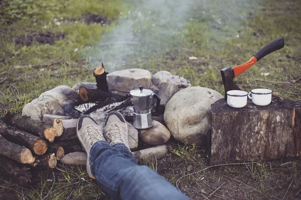 Comida para cocinar en el campamento.Desayuno de cocina familiar en vacaciones de camping . — Foto de Stock