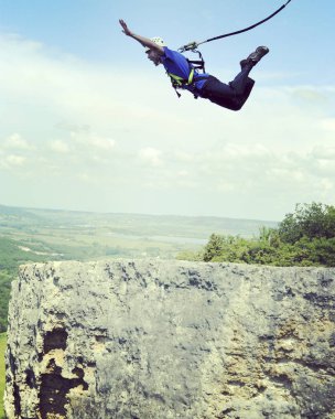 İp atlama. Bir uçurumdan, gözüm kapalı ajump bir kanyona bir uçurumdan, gözüm kapalı bir sıçrama yapmak bir rope.rope ile bir kanyon ile atlamayın. Cliff bir ip ile bir kanyonun içine.