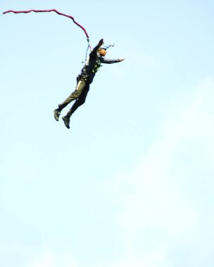 İp atlama. Bir ip ile bir kanyonun içine bir uçurumdan atlamak.