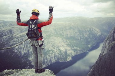 İp atlama. Bir uçurumdan, gözüm kapalı ajump bir kanyona bir uçurumdan, gözüm kapalı bir sıçrama yapmak bir rope.rope ile bir kanyon ile atlamayın. Cliff bir ip ile bir kanyonun içine.