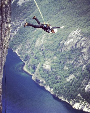 İp atlama. Bir ip ile bir kanyonun içine bir uçurumdan atlamak.