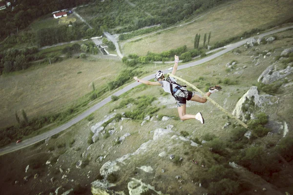 Seilspringen. Mit einem Seil von einer Klippe in eine Schlucht springen. — Stockfoto