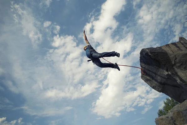 Touw springen. Ajump van een klif in een canyon springen met een sprong van een klif in een canyon met een rope.rope. rots in een canyon met een touw. — Stockfoto