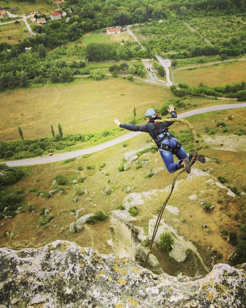 Rope jumping. Skočit z útesu do kaňonu s lanem. — Stock fotografie