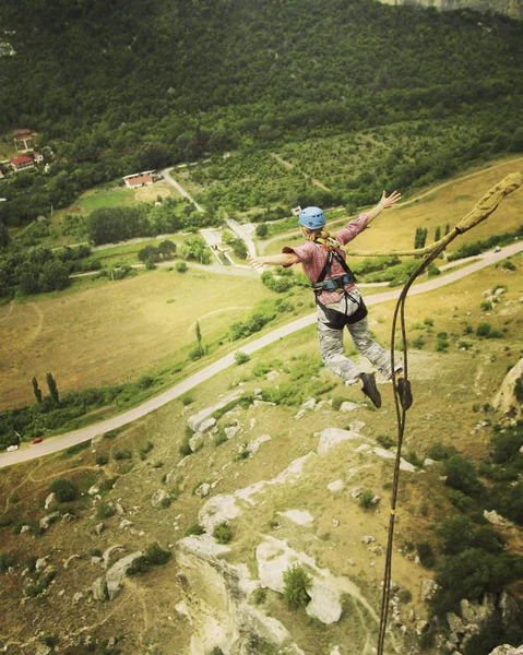 로프 점프입니다. 밧줄으로 협곡 절벽에서 뛰어. — 스톡 사진