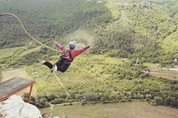 Rope jumping. Skočit z útesu do kaňonu s lanem. — Stock fotografie