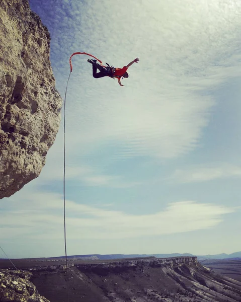 Мотузка стрибає. Стрибайте зі скелі в каньйон з мотузкою . — стокове фото