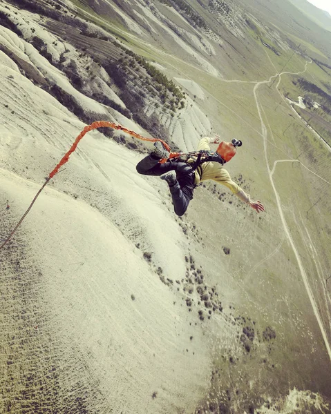 로프 점프입니다. 밧줄으로 협곡 절벽에서 뛰어. — 스톡 사진