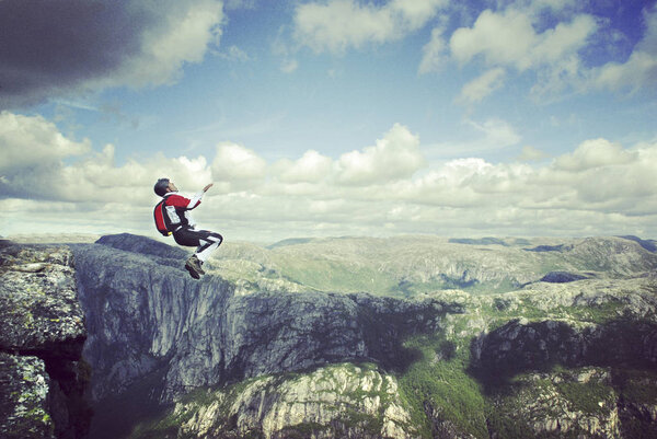 Прыжок с веревки. Прыжок со скалы в каньон с веревкой
.
