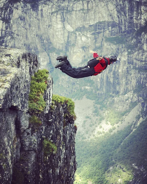 Touw springen. Springen van een rots in een canyon met een touw. — Stockfoto