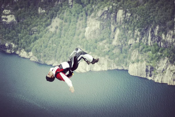 Rope jumping. Skočit z útesu do kaňonu s lanem. — Stock fotografie