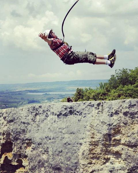 Rope jumping. Skočit z útesu do kaňonu s lanem. — Stock fotografie