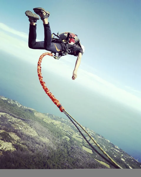 Rope jumping.Jump off a cliff into a canyon with a rope. — Stock Photo, Image