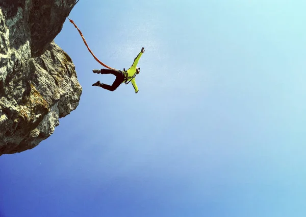Saltar de un acantilado a un cañón con una cuerda . — Foto de Stock