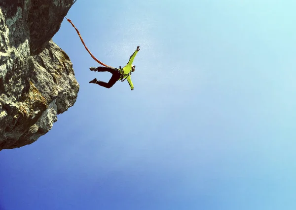 Touw springen. Springen van een rots in een canyon met een touw. — Stockfoto