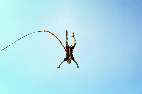 Sauter d'une falaise dans un canyon avec une corde . — Photo