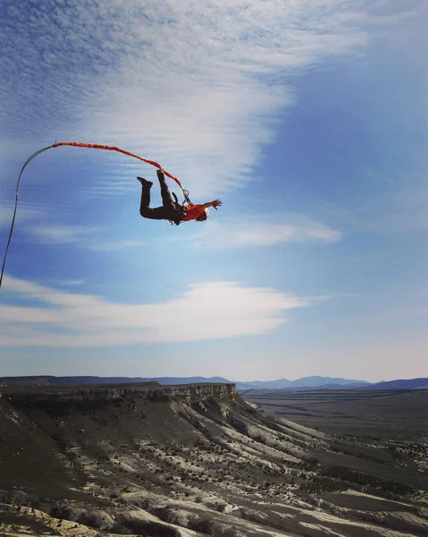 Saltare da una scogliera in un canyon con una corda . — Foto Stock