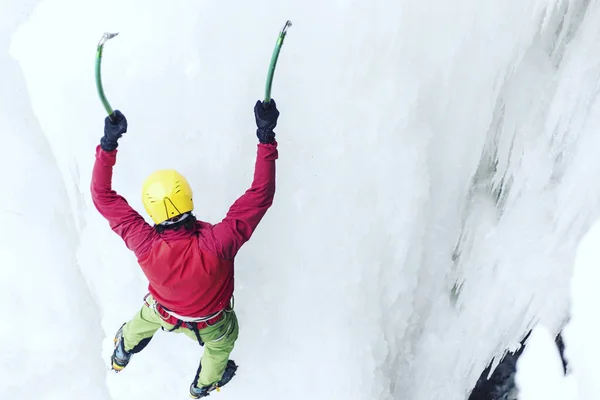 Buz tırmanışı. Adam buz aracıyla donmuş bir şelale. — Stok fotoğraf