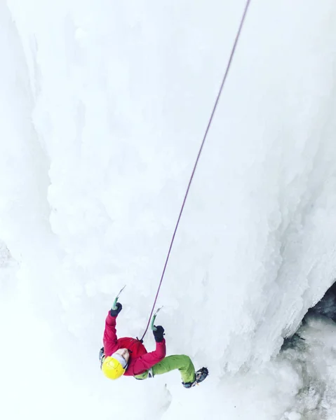 Escalade de glace.Homme escalade une cascade gelée avec outil de glace . — Photo