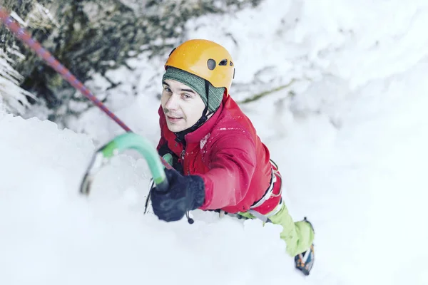 Jég mászás. Férfi hegymászó egy fagyasztott vízesés ice eszközzel. — Stock Fotó