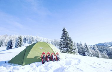 Hiking kış. Dağlarda kar ayakkabıları bir sırt çantası ve çadır hiking kış.