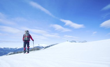 Hiking kış. Dağlarda kar ayakkabıları bir sırt çantası ve çadır hiking kış.