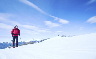 Hiking kış. Dağlarda kar ayakkabıları bir sırt çantası ve çadır hiking kış.