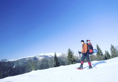 Hiking kış. Dağlarda kar ayakkabıları bir sırt çantası ve çadır hiking kış.